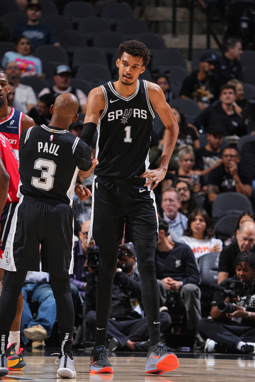 关于纽约尼克斯训练开放日，赛前回应争议引欢呼，NBA常规赛在即，阵容厚度经受考验的信息