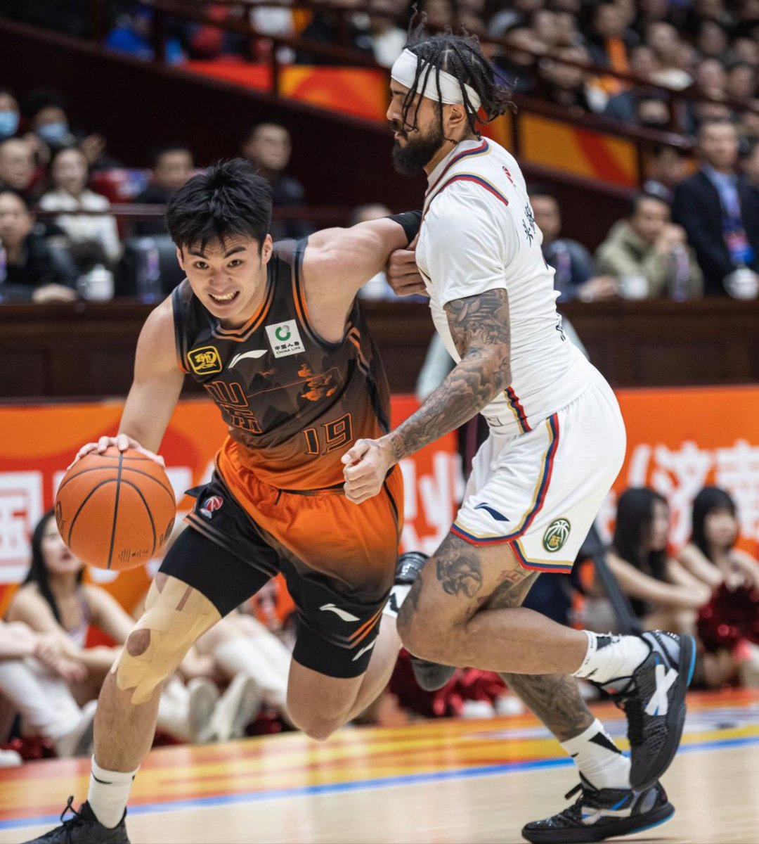 包含冲刺阶段葡萄牙体育豪取连胜：CBA季后赛节点到来，态度坚定，更衣室氛围转暖的词条