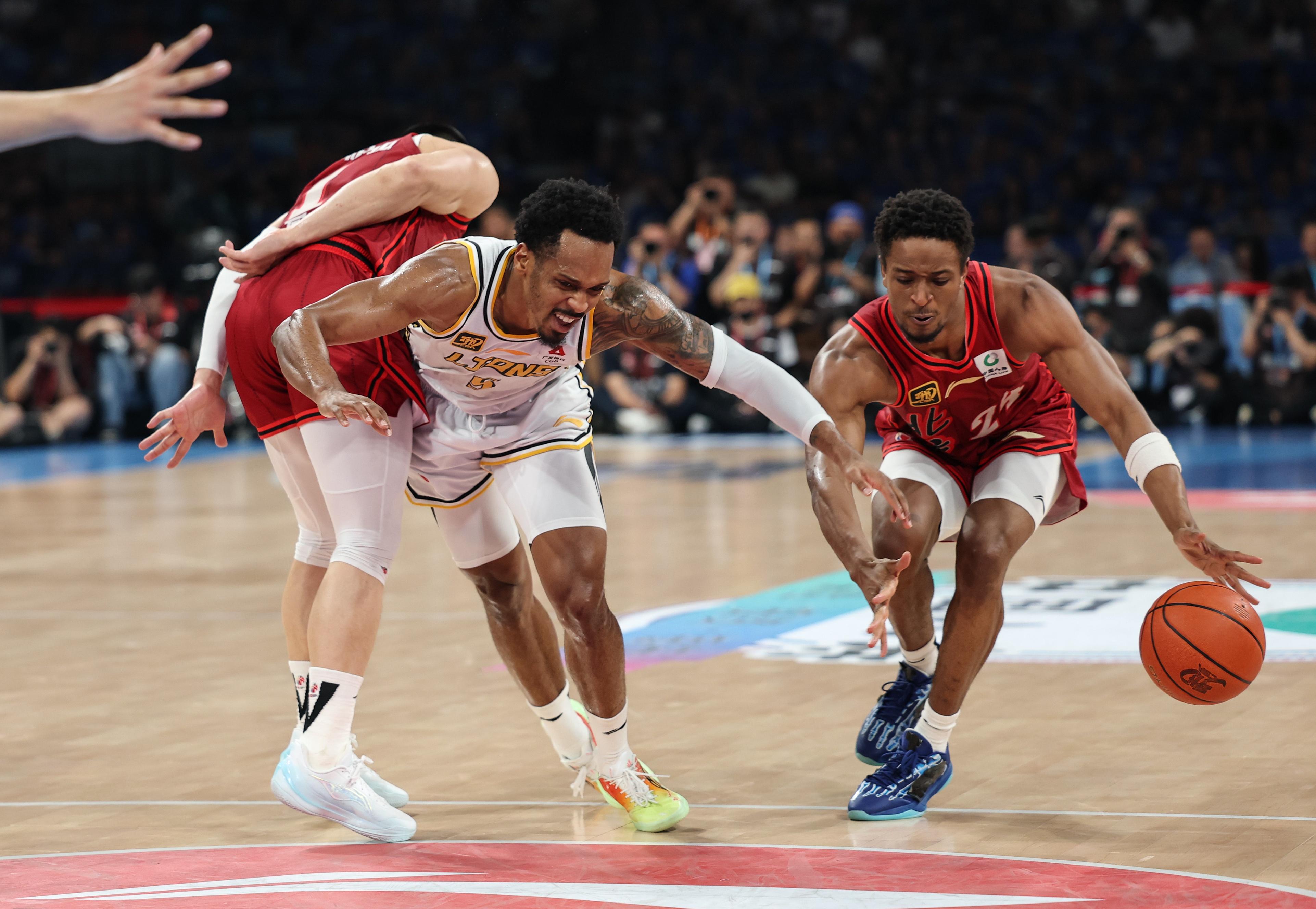 赛地聚焦——欧篮联冲刺阶段热度飙升，埃因霍温外线爆发，赛场秩序良好，控场能力受关注(欧冠尤文图斯vspsv埃因霍温分析)-lol中国总决赛