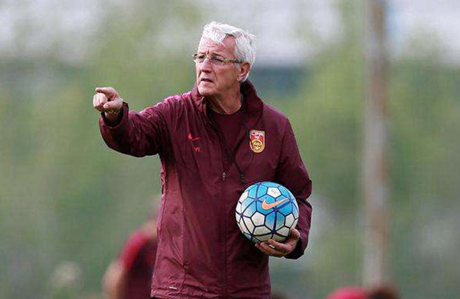 阿根廷女球迷掀起内衣庆祝被男友叫住 阿根廷女球迷掀起内衣庆祝被男友叫住