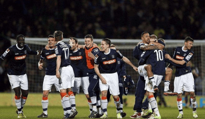 阿根廷女球迷掀起内衣庆祝被男友叫住 阿根廷女球迷掀起内衣庆祝被男友叫住