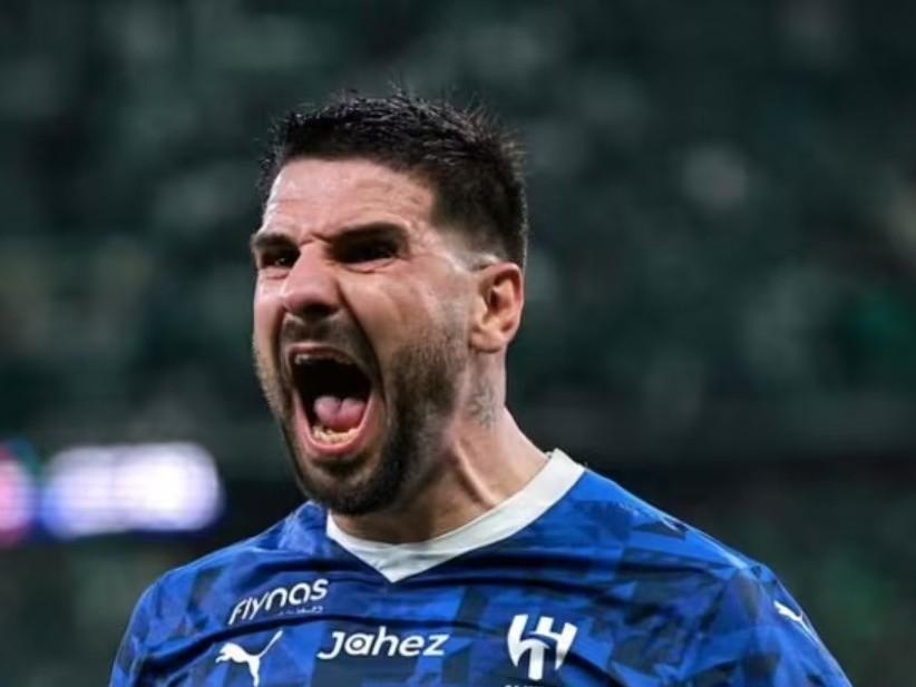 关于今晨英超传出新动向，AC米兰更衣室发声，管理层表态：媒体盛赞，赛季目标并未改变的信息